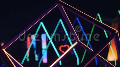 在露天的夜间晚会上，闪烁的几何形状装饰着现场。