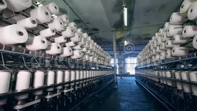 服装厂有很多缝纫线轴。 纺织厂设备。