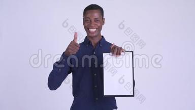 年轻快乐<strong>的</strong>非洲商人在展示剪贴板时竖起大拇指