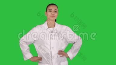 女医生像绿色屏幕上的时尚模特一样走路，Chroma键。
