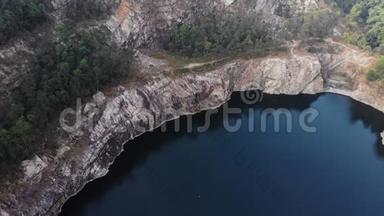 闭坑黑湖，环抱大悬崖峭壁.. 用无人机拍摄。