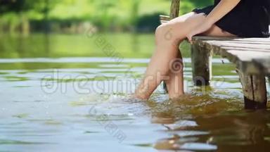 那个女孩`腿在池塘里溅起水花