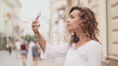 女人用智能<strong>手机制作</strong>古城的照片。 关门