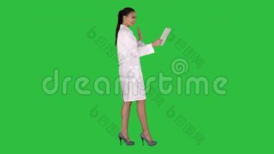 年轻的女医生手里拿着平板电脑，在<strong>绿</strong>色屏<strong>幕</strong>上打<strong>视频</strong>电话，Chroma键。
