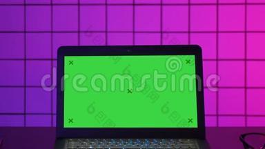玩家`笔记本电脑放在桌子上，可以看到屏幕。 绿色屏幕模拟显示。