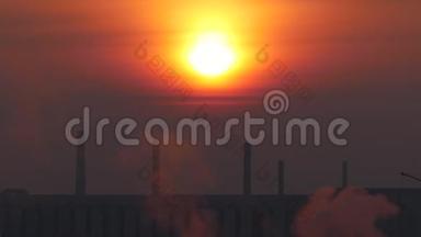 炎炎夏日，美丽的红日落在工业区上空