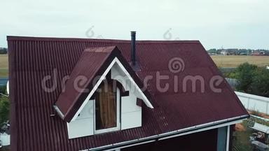 豪华别墅的鸟瞰图，在空场附近的别墅定居点有红色屋顶，供夏季建造未来建筑