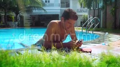 1.年轻人把电话放在一旁，在游泳池里<strong>翻阅</strong>纸质日记