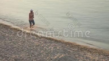 女人在海滩上慢跑