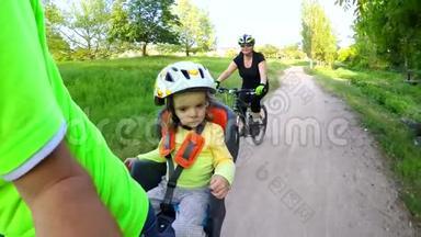 在孩子们`扶手椅里，一个孩子在骑<strong>自行车</strong>。 慢动作。