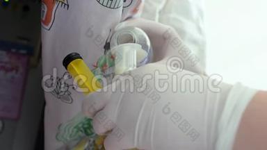 医生用注射器用管子喂新生儿早产儿. 儿童特护病房。 4k. 4k视频