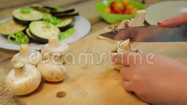 一个女人用一把刀在木板上把香瓜蘑菇切成薄片。 时间跨度