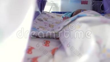 新生婴儿睡在一个专门的婴儿培养箱里。 儿童特护病房。 4k. 4k视频