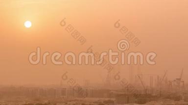 在迪拜的工业港口，沙尘暴期间日落。