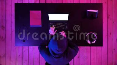 悲伤的玩家坐在电脑后面的家里，在电子<strong>游戏</strong>中哭泣<strong>失败</strong>。 白色显示器。
