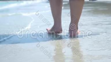 一位女士在海滩上慢步行走。清澈的大海。旅行天堂。