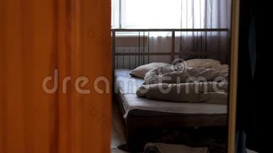 棕色窗帘后面的人靠着窗户做双人床