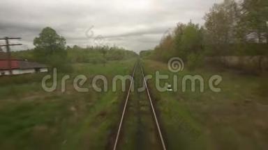 列车POV铁路轨道，轨道，从移动列车窗口景观山村穆迪电影拍摄的视图