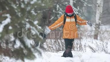 冬季森林。 一个小男孩走在雪地上。 有人<strong>跑到</strong>他后面，他转过身来