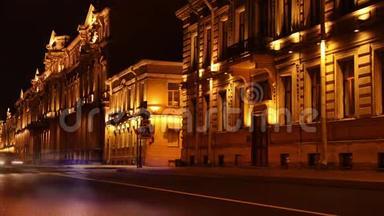 时光流逝，老城区的街道在夜间. 俄罗斯圣彼得堡。