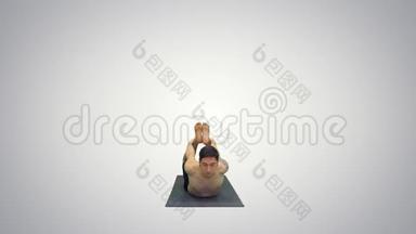 无衫运动男子展示瑜伽弓姿势在<strong>垫子</strong>上的梯度背景。