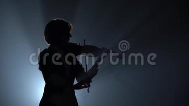 小提琴演奏抒情作品.. <strong>黑烟</strong>背景。 快关门。 剪影
