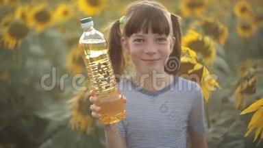 女孩拿着一瓶植物油，站在田野里向日葵。 农业、有机<strong>食品</strong>和健康<strong>食品</strong>