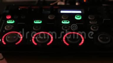 现代电子音乐装置，在夜总会用旋钮和闪烁按钮制作节拍和循环样品