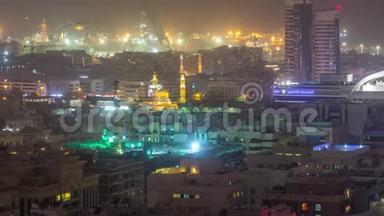 在阿拉伯联合酋长国迪拜的沙尘暴期间，拉希德港夜间的空中景观被照亮