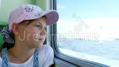 肖像，漂亮的女孩，戴着粉红色的帽子，望着船的窗外，欣赏海景。