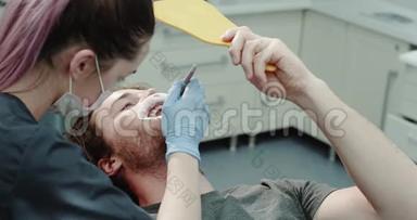 在牙科室里，一位富有魅力的年轻病人和他的牙医向她的病人展示了结果