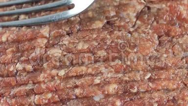 将生肉碎末用于肉丸和由叉子形成的肉丸，用叉子在馅料上进行，顶部