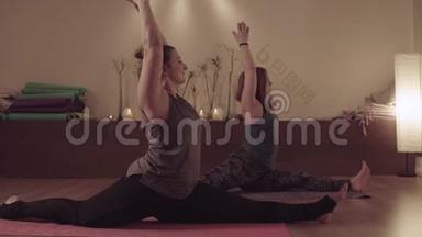 两个快乐的<strong>女人在做瑜伽</strong>运动