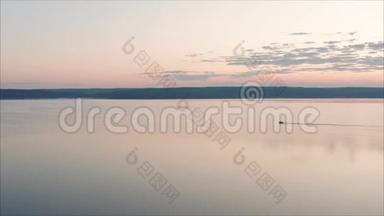 黎明时分，摩托艇从<strong>高处</strong>俯瞰. 早晨的风景。 从<strong>高处</strong>看.. 一艘孤独的小船漂浮在粉红色的水里