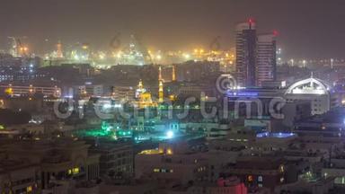 在阿拉伯联合酋长国迪拜的<strong>沙尘</strong>暴期间，拉希德港夜间的空中景观被照亮