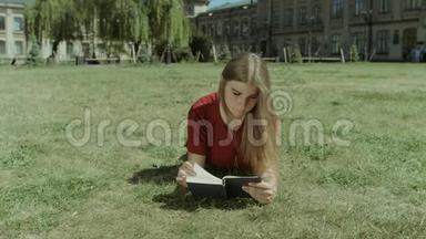 <strong>美丽</strong>的女孩在<strong>校园</strong>草坪上看书