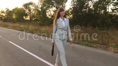 穿着商务套装的快乐女商务员在去上班的路上把重要文件放在公文包里