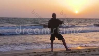 早上在沙滩上练习武术时，运动员推手
