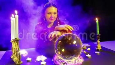 吉普赛人在魔法沙龙里用<strong>水晶球</strong>从事魔法，从<strong>水晶球</strong>中发出电光。