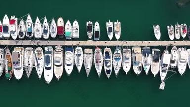 俯瞰船在普罗奇达，意大利，最受欢迎的旅游景点海滩。 行动。 游艇停车场、游艇和