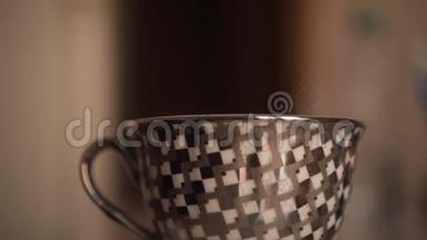 桌子上的灰色杯子。 从水壶里倒开水.. 侧视，从杯子里看到一对夫妇。