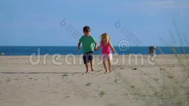 小男孩和小女孩沿着海边的沙滩奔跑