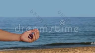 手在沙滩上拿全息图的文字