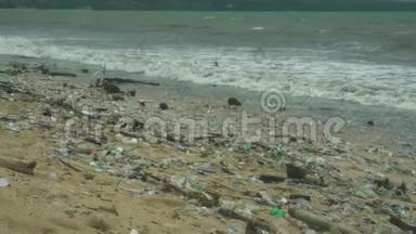 塑料污染海滩。 亚洲国家堆积如山的垃圾。 生态灾难。 世界灾难。