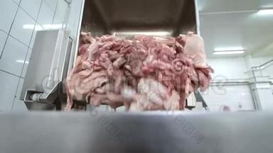 大块的肉掉进工业绞肉机里。 企业<strong>肉类</strong>行业的<strong>肉类</strong>加工。