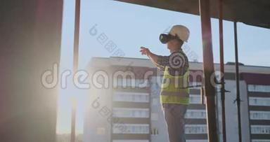 建设者工作与VR眼镜。 建筑者投射与VR眼镜未来的外部站在施工现场。