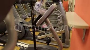 体育女孩在健身房里。 剧烈的有氧运动。 特写镜头。
