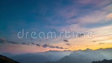 从阿尔卑斯山的高处白天到夜晚的时间都在流逝。 山峦叠嶂，云雾缭绕，云雾缭绕，