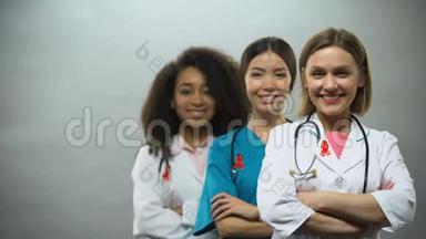 用红丝带微笑多种族的医生，国际艾滋病意识标志