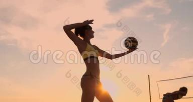<strong>沙滩排球</strong>发球-女子发球在<strong>沙滩排球</strong>比赛. 上面的钉子发球。 年轻人在娱乐
